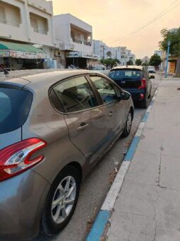 vente une voiture Peugeot 208 à Sahloul Sousse complet