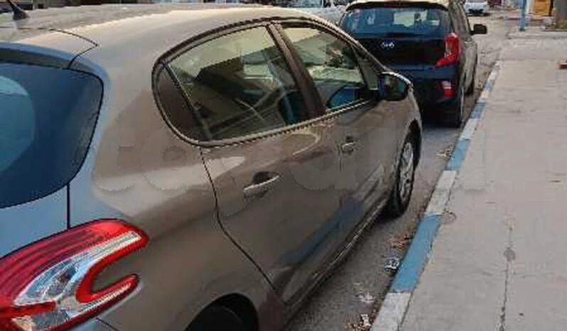 vente une voiture Peugeot 208 à Sahloul Sousse complet