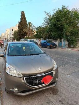 vente une voiture Peugeot 208 à Sahloul Sousse complet