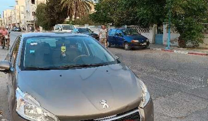 vente une voiture Peugeot 208 à Sahloul Sousse complet