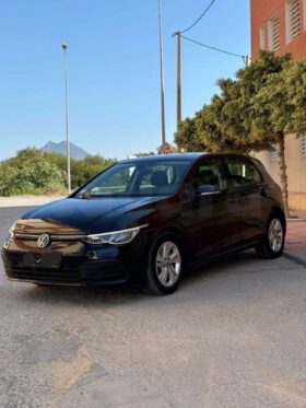 une golf 8 récemment importée d’Allemagne, voiture très propre toute neuve, Faible km, état d’origine, dédouanée série Tunisien.