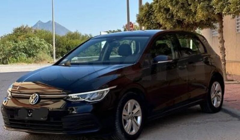 une golf 8 récemment importée d’Allemagne, voiture très propre toute neuve, Faible km, état d’origine, dédouanée série Tunisien. complet