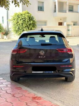 une golf 8 récemment importée d’Allemagne, voiture très propre toute neuve, Faible km, état d’origine, dédouanée série Tunisien. complet