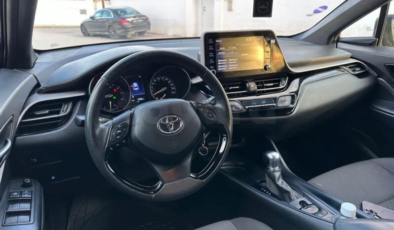 A vendre toyota chr Tt option modèle 2021 avec carnet d’entretien voiture comme neuf complet