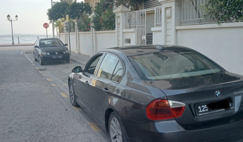 BMW E90 320i voiture très bien entretenu et très propre complet