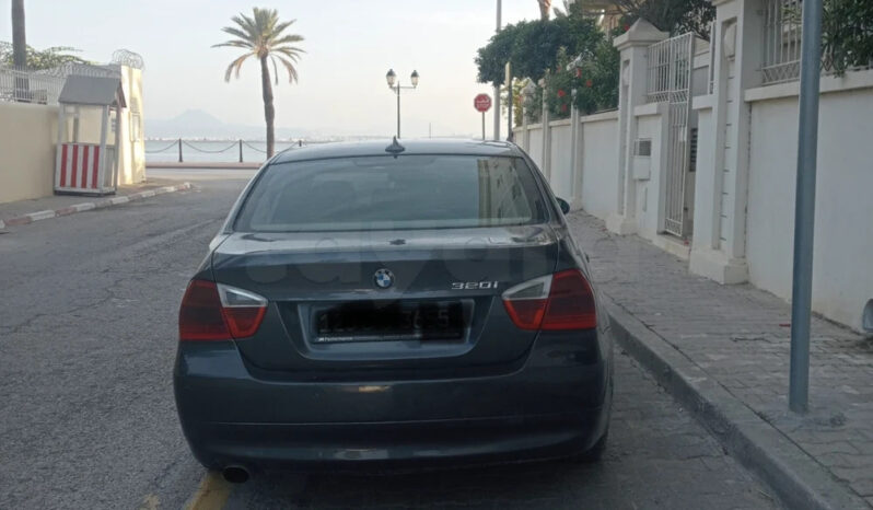 BMW E90 320i voiture très bien entretenu et très propre Intérieur cuir très propre complet