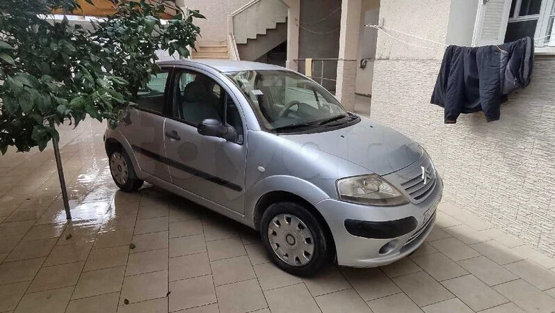 a vendre une belle voiture C3 4 chevaux complet