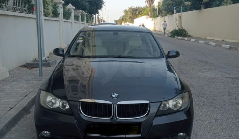 BMW E90 320i voiture très bien entretenu et très propre Intérieur cuir très propre complet