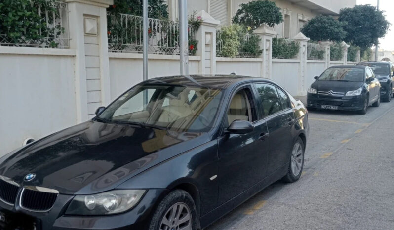 BMW E90 320i voiture très bien entretenu et très propre complet